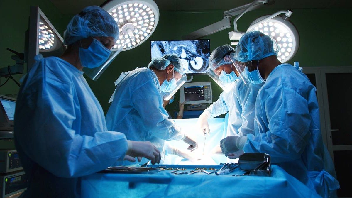 Team,Of,Professional,Mixed-races,Doctors,And,Assistants,In,Medical,Uniforms